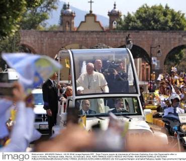 Pope Francis waves at thousands of Mexican Catholics from the Popemobile after a mass in Morelia, Michoacan state, Mexico, 16 February 2016. POPE FRANCIS VISITS MEXICO !ACHTUNG: NUR REDAKTIONELLE NUTZUNG!  MEX02 20160216-635912486314909203