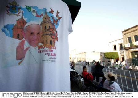 Feb. 16, 2016 - Mexico - MORELIA, Mich. Pope Papa-Visita.- Cientos de personas en la capital michoacana esperaban la visita del Papa Francisco este martes 16 de febrero de 2016, en el marco de la visita que lleva a cabo el sumo pontifice a Mexico.  - ZUMAu78_