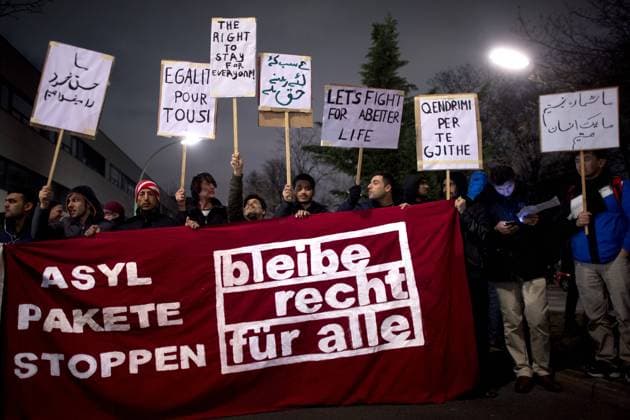 Demo Asylpaket DEU, Deutschland, Germany, Berlin, 16.02.2016 Demonstranten mit Transparent Asylpakete stoppen Bleiberecht fuer Alle bei der Demonstation gegen das Asylpaket II unter dem Motto Gemeinsam gegen die rassistischen Gesetze des Asylpakets 2, Security-Gewalt und fuer Bleiberecht und das Recht fuer Familie fuer Alle vor dem Lageso in Berlin Tiergarten. Migranten, Asylsuchende uns Sympatisanten aus der autonomen Szene protestieren fuer die Rechte von Fluechtlingen, Anerkennung ihrer Asylantraege, Ende der Diskriminierung, Abschaffung der Residenzpflicht und des Abschiebegesetzes, Anerkennung Asylsuchender als politische Fluechtlinge, sowie die Abschaffung der Lager und Sammelunterkuenfte fuer Fluechtlinge. Protestor with transparent against the planned new laws of the new asylum in Germany in Berlin. The Protestes demand freedom of movement, stop deportation, acceptance of their a