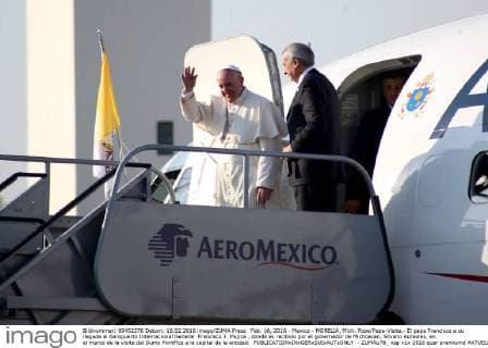 Feb. 16, 2016 - Mexico - MORELIA, Mich. Pope Papa-Visita.- El papa Francisco a su llegada al Aeropuerto Internacional General Francisco J. Mujica , donde es recibido por el gobernador de Michoacan, Silvano Aureoles, en el marco de la visita del Sumo Pontifice a la capital de la entidad.  - ZUMAu78_