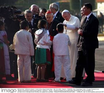 Feb. 16, 2016 - Mexico - MORELIA, Mich. Pope Papa-Visita.- El papa Francisco a su llegada al Aeropuerto Internacional General Francisco J. Mujica , donde es recibido por el gobernador de Michoacan, Silvano Aureoles, en el marco de la visita del Sumo Pontifice a la capital de la entidad.  - ZUMAu78_