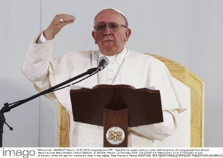 Pope Francis speaks during a meet with thousands of young people from all over Mexico at Jose Maria Morelos y Pavon Stadium, in Morelia, Mexico, 16 February 2016. The pontiff is in Mexico from 12 to 17 February as part of his tour, which will see him visiting six cities in four states. Pope Francis in Mexico !ACHTUNG: NUR REDAKTIONELLE NUTZUNG!  MEX442 20160217-635912757076922342