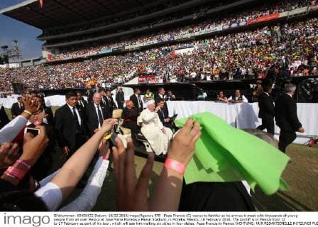 Pope Francis (C) waves to faithful as he arrives ti meet with thousands of young people from all over Mexico at Jose Maria Morelos y Pavon Stadium, in Morelia, Mexico, 16 February 2016. The pontiff is in Mexico from 12 to 17 February as part of his tour, which will see him visiting six cities in four states. Pope Francis in Mexico !ACHTUNG: NUR REDAKTIONELLE NUTZUNG!  M 20160217-635912758358618342