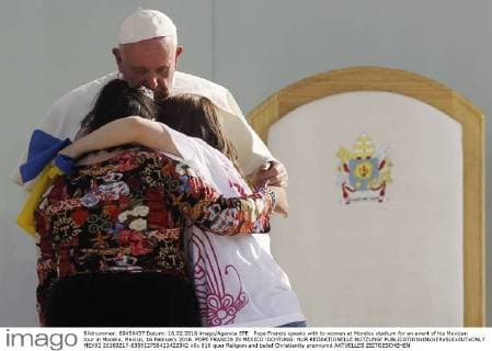 Pope Francis speaks with to women at Morelos stadium for an event of his Mexican tour in Morelia, Mexico, 16 February 2016. POPE FRANCIS IN MEXICO !ACHTUNG: NUR REDAKTIONELLE NUTZUNG!  MEX02 20160217-635912758422422342