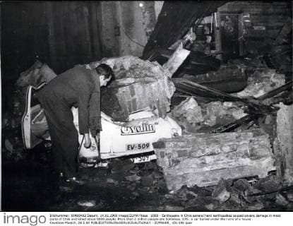 1960 - Earthquake in Chile several hard earthquakes caused severe damage in most parts of Chile and killed about 6000 people. More than 2 million people are homeless. OPS: a car buried under the ruins of a house . Keystone Munich, 28.5.60 - ZUMAk09_