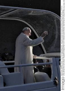 Pope Francis leaves the Apostolic Nunciature in Mexico City, Mexico, 17 February 2016. Pope Francis will be in the border city of Juarez, Chihuahua, to talk to prisoners and employees and celebrate a Mass with migrants in the last day of his visit to Mexico. The pontiff is in Mexico from 12 to 17 February as part of his tour, which will see him visiting six cities in four states. POPE FRANCIS IN MEXICO !ACHTUNG: NUR REDAKTIONELLE NUTZUNG!  20160217-635913242501013766