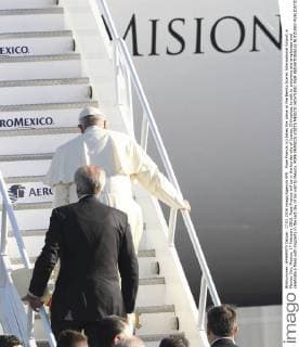 Pope Francis (c) takes the plane at the Benito Juarez International Airport in Mexico City, Mexico, 17 February 2016. Pope Francis will be in the border city of Juarez, Chihuahua, to talk to prisoners and employees and celebrate a Mass with migrants in the last day of his visit to Mexico. POPE FRANCIS VISITS MEXICO !ACHTUNG: NUR REDAKTIONELLE NUTZUNG!  20160217-635913244496565766