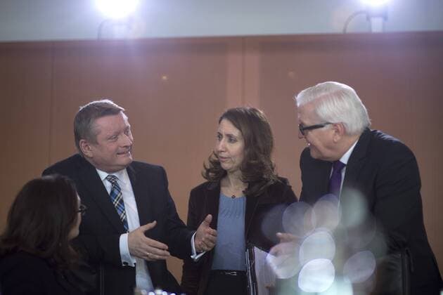 Groehe, Nahles, Oezoguz, Steinmeier, Kabinettssitzung DEU, Deutschland, Germany, Berlin, 17.02.2016 Andrea Nahles, Bundesministerin fuer Arbeit und Soziales, SPD, Hermann Groehe, Bundesminister fuer Gesundheit CDU, Aydan Oezoguz, Beauftragte der Bundesregierung fuer Migration, Fluechtlinge und Integration, SPD, und Frank-Walter Steinmeier, Bundesaussenminister SPD (v.l.n.r.), vor der Kabinettssitzung im Berliner Kanzleramt. Andrea Nahles, Minister of Work and Social Issues, SPD, Hermann Groehe, Federal Minister of Health CDU, Aydan Oezoguz, Immigration Minister SPD, and Frank-Walter Steinmeier, German Foreign minister SPD (f.l.t.r.) during a cabinet meeting at the chancellor office in Berlin.