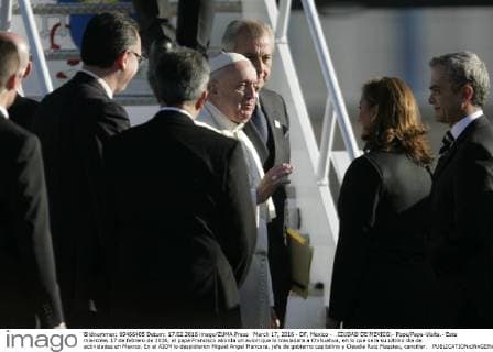 March 17, 2016 - DF, Mexico - .CIUDAD DE MEXICO.- Pope Papa-Visita.- Este miercoles 17 de febrero de 2016, el papa Francisco aborda un avion que lo trasladara a Chihuahua, en lo que sera su ultimo dia de actividades en Mexico. En el AICM lo despidieron Miguel Angel Mancera, jefe de gobierno capitalino y Claudia Ruiz Massieu, canciller.  - ZUMAu78_