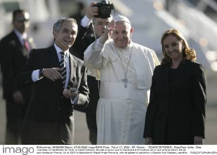March 17, 2016 - DF, Mexico - .CIUDAD DE MEXICO.- Pope Papa-Visita.- Este miercoles 17 de febrero de 2016, el papa Francisco aborda un avion que lo trasladara a Chihuahua, en lo que sera su ultimo dia de actividades en Mexico. En el AICM lo despidieron Miguel Angel Mancera, jefe de gobierno capitalino y Claudia Ruiz Massieu, canciller.  - ZUMAu78_