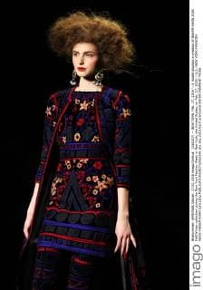 (160217) -- NEW YORK, Feb. 17, 2016 -- A model displays a creation of NAEEM KHAN 2016 Fall Winter collection during the New York Fashion Week in New York, the United States, on Feb. 17, 2016. ) U.S.-NEW YORK-FASHION WEEK-NAEEM KHAN QinxLang 