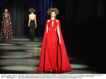 (160217) -- NEW YORK, Feb. 17, 2016 -- A model displays a creation of NAEEM KHAN 2016 Fall Winter collection during the New York Fashion Week in New York, the United States, on Feb. 17, 2016. ) U.S.-NEW YORK-FASHION WEEK-NAEEM KHAN WangxLei 