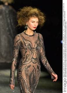 (160217) -- NEW YORK, Feb. 17, 2016 -- A model displays a creation of NAEEM KHAN 2016 Fall Winter collection during the New York Fashion Week in New York, the United States, on Feb. 17, 2016. ) U.S.-NEW YORK-FASHION WEEK-NAEEM KHAN WangxLei 