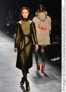New York Fashion Week - Bibhu Mohapatra Modenschau (160217) -- NEW YORK, Feb. 17, 2016 -- A model displays a creation of Bibhu Mohapatra 2016 Fall Winter collection during the New York Fashion Week in New York, the United States, on Feb. 17, 2016. ) U.S.-NEW YORK-FASHION WEEK-BIBHU MOHAPATRA WangxLei 
