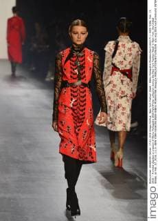 New York Fashion Week - Bibhu Mohapatra Modenschau (160217) -- NEW YORK, Feb. 17, 2016 -- A model displays a creation of Bibhu Mohapatra 2016 Fall Winter collection during the New York Fashion Week in New York, the United States, on Feb. 17, 2016. ) U.S.-NEW YORK-FASHION WEEK-BIBHU MOHAPATRA WangxLei 