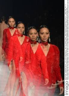 New York Fashion Week - Bibhu Mohapatra Modenschau (160217) -- NEW YORK, Feb. 17, 2016 -- This multiple exposure photo shows a model displaying a creation of Bibhu Mohapatra 2016 Fall Winter collection during the New York Fashion Week in New York, the United States, on Feb. 17, 2016. ) U.S.-NEW YORK-FASHION WEEK-BIBHU MOHAPATRA WangxLei 