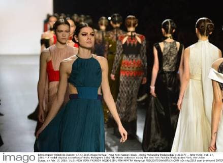 New York Fashion Week - Bibhu Mohapatra Modenschau (160217) -- NEW YORK, Feb. 17, 2016 -- A model displays a creation of Bibhu Mohapatra 2016 Fall Winter collection during the New York Fashion Week in New York, the United States, on Feb. 17, 2016. ) U.S.-NEW YORK-FASHION WEEK-BIBHU MOHAPATRA WangxLei 