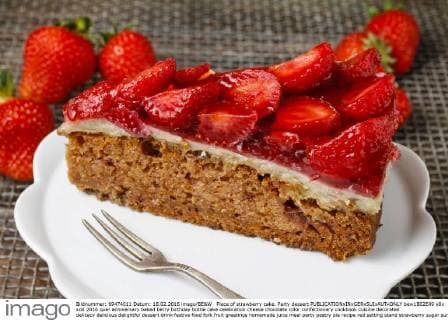Piece of strawberry cake. Party dessert  bew1B02E49