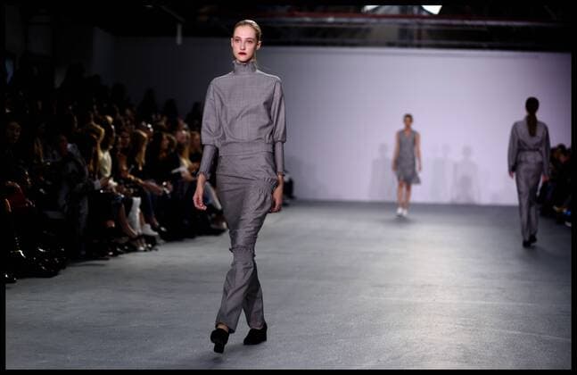 London Fashion Week - J. JS Lee Modenschau . 19 02 2016. London, United Kingdom. London Fashion Week Autumn Winter 2016. J. JS Lee collection at the opening show of London Fashion Week.  xAndrewxParsonsx xi-Imagesx IIM-12001-0034
