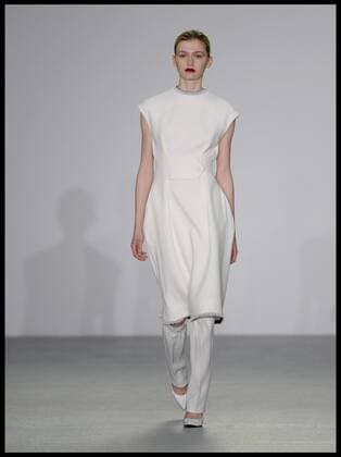 London Fashion Week - J. JS Lee Modenschau . 19 02 2016. London, United Kingdom. London Fashion Week Autumn Winter 2016. J. JS Lee collection at the opening show of London Fashion Week.  xAndrewxParsonsx xi-Imagesx IIM-12001-0031