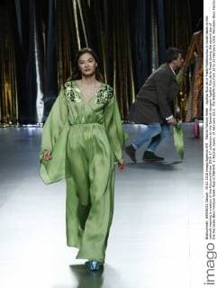 Madrid Fashion Week - Agatha Ruiz de la Prada Modenschau A model takes to the catwalk wearing a creation of the Autumn Winter 2016-17 collection by the Spanish designer Agatha Ruiz de la Prada during the second day of the Mercedes-Benz Fashion Week Madrid MBFWM, in Madrid, Spain, 19 February 2015. The MBFWM runs from 18 to 23 February 2016. Mercedes-Benz Fashion Week Madrid - Agatha Ruiz de la Prada !ACHTUNG: NUR REDAKTIONELLE NUTZUNG!  20160219-635914875307082419