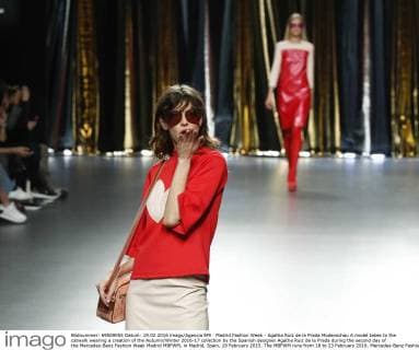 Madrid Fashion Week - Agatha Ruiz de la Prada Modenschau A model takes to the catwalk wearing a creation of the Autumn Winter 2016-17 collection by the Spanish designer Agatha Ruiz de la Prada during the second day of the Mercedes-Benz Fashion Week Madrid MBFWM, in Madrid, Spain, 19 February 2015. The MBFWM runs from 18 to 23 February 2016. Mercedes-Benz Fashion Week Madrid - Agatha Ruiz de la Prada !ACHTUNG: NUR REDAKTIONELLE NUTZUNG!  20160219-635914875332198097
