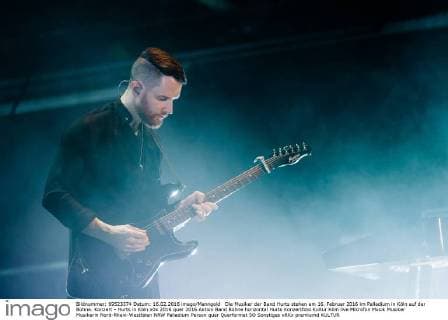 Die Musiker der Band Hurts stehen am 16. Februar 2016 im Palladium in Köln auf der Bühne. Konzert - Hurts in Köln