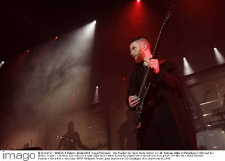 Die Musiker der Band Hurts stehen am 16. Februar 2016 im Palladium in Köln auf der Bühne. Konzert - Hurts in Köln