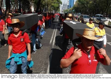 Mexican coalminers march with fake coffins in order to ask for the recovery of the bodies of their colleagues, trapped since 10 years ago at the Pasta de Conchos mine in Coahuila, during a demonstration in Mexico city, Mexico, 19 February 2016. COALMINERS DEMAND THE RECOVERY OF THE BODIES TRAPPED TEN YEARS AGO AT COAHUILA MINE !ACHTUNG: NUR REDAKTIONELLE NUTZUNG!  MEX26 20160219-635915227381476697