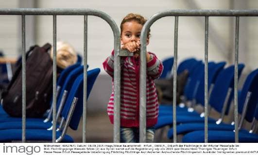 Erfurt , 080915 , Ankunft der Flüchtlinge in der Erfurter Messehalle Im Bild: Flüchtlingsjunge Weesam Srhan (2) aus Syrien wartet auf die Registrierung