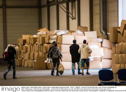 Erfurt , 080915 , Ankunft der Flüchtlinge in der Erfurter Messehalle Im Bild: Flüchtlinge in der Erfurter Messehalle , warten auf ihre Registrierung