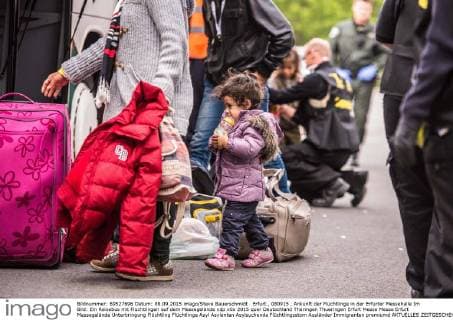 Erfurt , 080915 , Ankunft der Flüchtlinge in der Erfurter Messehalle Im Bild: Ein Reisebus mit Flüchtlingen auf dem Messegelände