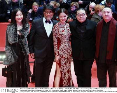 (160220) -- BERLIN, Feb. 20, 2016 -- Director Yang Chao (2nd R) and cast members of his movie Crosscurrent (Chang Jiang Tu) pose on the red carpet ahead of the awards ceremony of the 66th Berlinale International Film Festival in Berlin, Feb. 20, 2016. ) GERMANY-BERLIN-BERLINALE INTERNATIONAL FILM FESTIVAL-AWARDS CEREMONY LuoxHuanhuan 