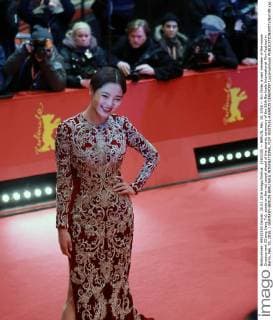 (160220) -- BERLIN, Feb. 20, 2016 -- Xin Zhilei, a cast member of the movie Crosscurrent (Chang Jiang Tu), poses on the red carpet ahead of the awards ceremony of the 66th Berlinale International Film Festival in Berlin, Feb. 20, 2016. ) GERMANY-BERLIN-BERLINALE INTERNATIONAL FILM FESTIVAL-AWARDS CEREMONY LuoxHuanhuan 