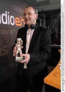 Moderator Knut Elstermann mit dem Silbernen Bären von Danis Tanovic beim RadioEins Berlinale-Nighttalk zum Abschluss der 66. Internationalen Filmfestspiele Berlin 66. Internationale Filmfestspiele in Berlin IFB2016
