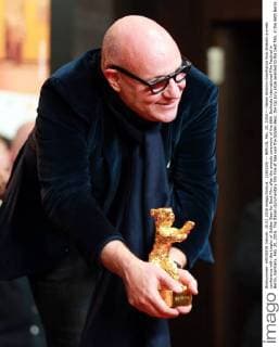 (160220) -- BERLIN, Feb. 20, 2016 -- Italian director Gianfranco Rosi attends a press conference with the trophy of Golden Bear for Best Film after the awards ceremony of the 66th Berlinale International Film Festival in Berlin, Germany, Feb. 20, 2016. The Italian documentary film Fire at Sea won the Golden Bear, the top jury prize awarded to the best film, in the 66th Berlin International Film Festival on Saturday. ) GERMANY-BERLIN-BERLINALE INTERNATIONAL FILM FESTIVAL-AWARDS CEREMONY-GOLD BEAR-GIANFRANCO ROSI LuoxHuanhuan 