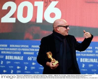 (160220) -- BERLIN, Feb. 20, 2016 -- Italian director Gianfranco Rosi attends a press conference with the trophy of Golden Bear for Best Film after the awards ceremony of the 66th Berlinale International Film Festival in Berlin, Germany, Feb. 20, 2016. The Italian documentary film Fire at Sea won the Golden Bear, the top jury prize awarded to the best film, in the 66th Berlin International Film Festival on Saturday. ) GERMANY-BERLIN-BERLINALE INTERNATIONAL FILM FESTIVAL-AWARDS CEREMONY-GOLD BEAR-GIANFRANCO ROSI LuoxHuanhuan 