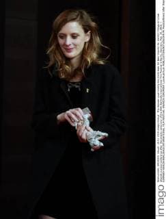 Mia Hansen-Love holding the Silver Bear for Best Director for the film Things to Come attends a press conference after the awards ceremony of the 66th Berlinale International Film Festival in Berlin, Germany, Feb. 20, 2016. ) GERMANY-BERLIN-BERLINALE INTERNATIONAL FILM FESTIVAL-AWARDS CEREMONY LuoxHuanhuan 