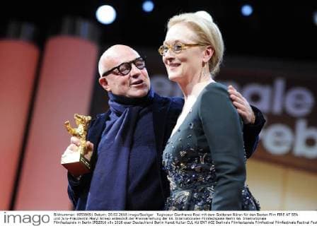 Regisseur Gianfranco Rosi mit dem Goldenen Bären für den Besten Film FIRE AT SEA und Jury-Präsidentin Meryl Streep anlässlich der Preisverleihung der 66. Internationalen Filmfestspiele Berlin 66. Internationale Filmfestspiele in Berlin IFB2016
