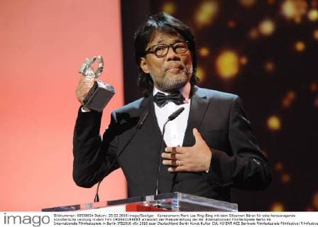Kameramann Mark Lee Ping-Bing mit dem Silbernen Bären für eine herausragende künstlerische Leistung in dem Film CROSSCURRENT anlässlich der Preisverleihung der 66. Internationalen Filmfestspiele Berlin 66. Internationale Filmfestspiele in Berlin IFB2016