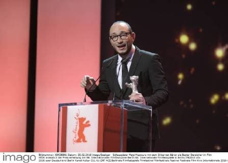 Schauspieler Majd Mastoura mit dem Silbernen Bären als Bester Darsteller im Film HEDI anlässlich der Preisverleihung der 66. Internationalen Filmfestspiele Berlin 66. Internationale Filmfestspiele in Berlin IFB2016