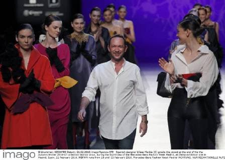 Spanish designer Ulises Merida (C) greets the crowd at the end of his the Autumn Winter 2016-17 collection fashion show, during the fourth day of the Mercedes-Benz Fashion Week Madrid, at Ifema exhibition site in Madrid, Spain, 21 February 2016. MBFWM runs from 18 until 23 February 2016. Mercedes-Benz Fashion Week Madrid !ACHTUNG: NUR REDAKTIONELLE NUTZUNG!  GRA362 20160221-635916546735602922