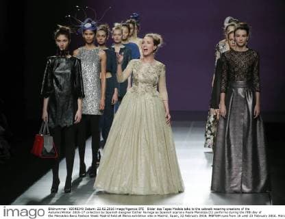 Bilder des Tages Models take to the catwalk wearing creations of the Autumn Winter 2016-17 collection by Spanish designer Esther Noriega as Spanish soprano Paula Mendoza (C) performs during the fifth day of the Mercedes-Benz Fashion Week Madrid held at Ifema exhibition site in Madrid, Spain, 22 February 2016. MBFWM runs from 18 until 23 February 2016. Mercedes-Benz Fashion Week Madrid !ACHTUNG: NUR REDAKTIONELLE NUTZUNG!  20160222-635917411197156653