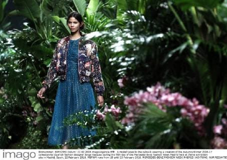 A model takes to the catwalk wearing a creation of the Autumn Winter 2016-17 collection by Spanish fashion designer Jorge Vazquez during the fifth day of the Mercedes-Benz Fashion Week Madrid held at Ifema exhibition site in Madrid, Spain, 22 February 2016. MBFWM runs from 18 until 23 February 2016. MERCEDES-BENZ FASHION WEEK MADRID !ACHTUNG: NUR REDAKTIONELLE NUTZUNG!  20160222-635917575044201032