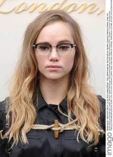 Suki Waterhouse bei der Ankunft zur Burberry Prorsum Fashion Fashion Show am 22.02.2016 im Rahmen der London Fashion Week Fall Winter 2016 London Fashion Week Autumn Winter 2016 - Burberry Prorsum Womenswear 