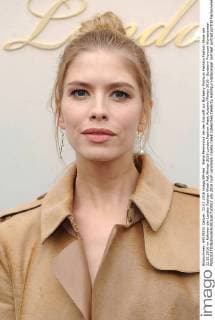Elena Perminova bei der Ankunft zur Burberry Prorsum Fashion Fashion Show am 22.02.2016 im Rahmen der London Fashion Week Fall Winter 2016 London Fashion Week Autumn Winter 2016 - Burberry Prorsum Womenswear 