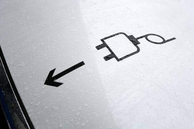 Solingen Steckersymbol auf der Motorhaube des VW Passat GTE, VW Volkswagen Passat GTE, Elektroauto,Themenbild, Symbol , 22.02.2016, Copyright: Deutzmann Eibner-Pressefoto EP_CDN