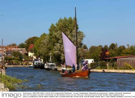 Europa; Deutschland; Mecklenburg Vorpommern; Ostsee; Fischland: Zessenboot fährt mit Fahrgästen aus dem Hafenbecken auf den Bodden hinaus
