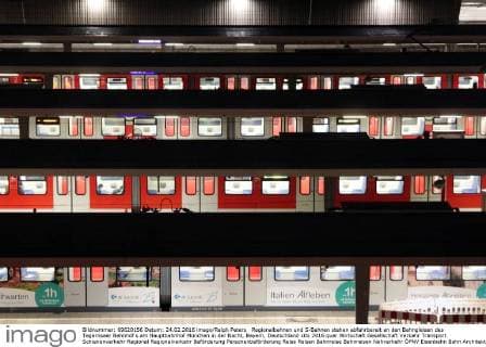 Regionalbahnen und S-Bahnen stehen abfahrbereit an den Bahngleisen des Tegernseer Bahnhof s am Hauptbahnhof München in der Nacht, Bayern, Deutschland