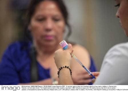 A woman gets a shot at a medical stand at the metro station in Mexico city, Mexico, 24 February 2016. The health authorities of the country reported 1,997 influenza cases and 79 deaths during the 2015-2016 winter season. EFE Sashenka Gutierrez MEXICO REGISTERS 1,997 INFLUENZA CASES AND 79 DEAD !ACHTUNG: NUR REDAKTIONELLE NUTZUNG!  MEX05 20160224-635919470199826847